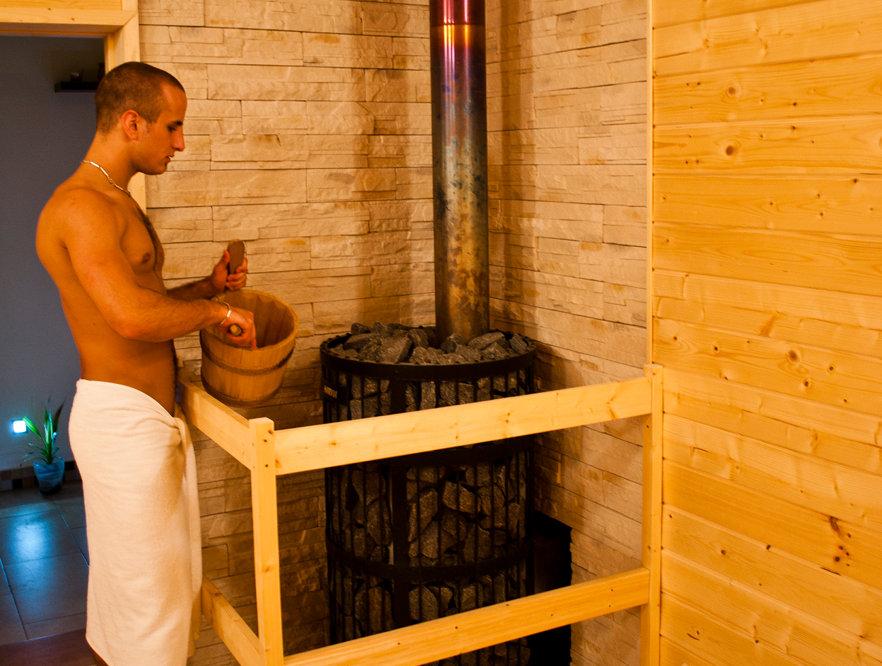 polívání kamen v sauně č.1 
