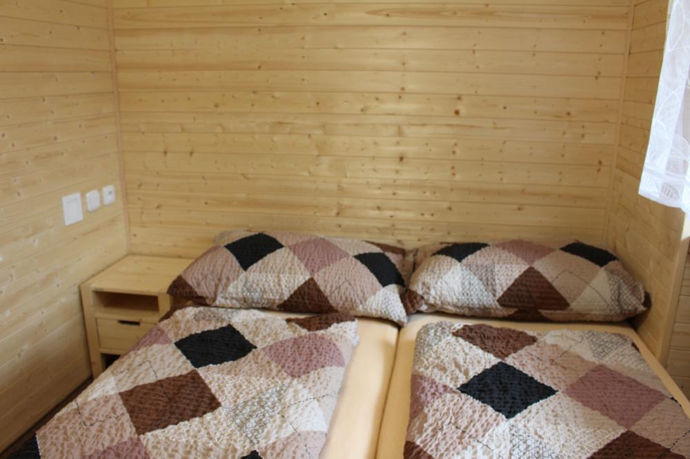 Manželská postel v dvoulůžkovém pokoji
